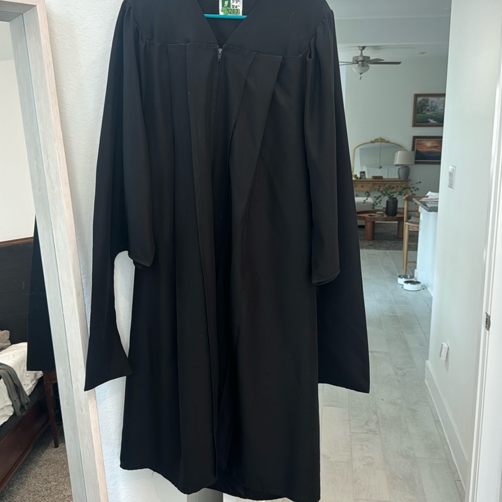 Cap and gown cover for graduation. Only have gown available. Size 5’3”-5’4”.